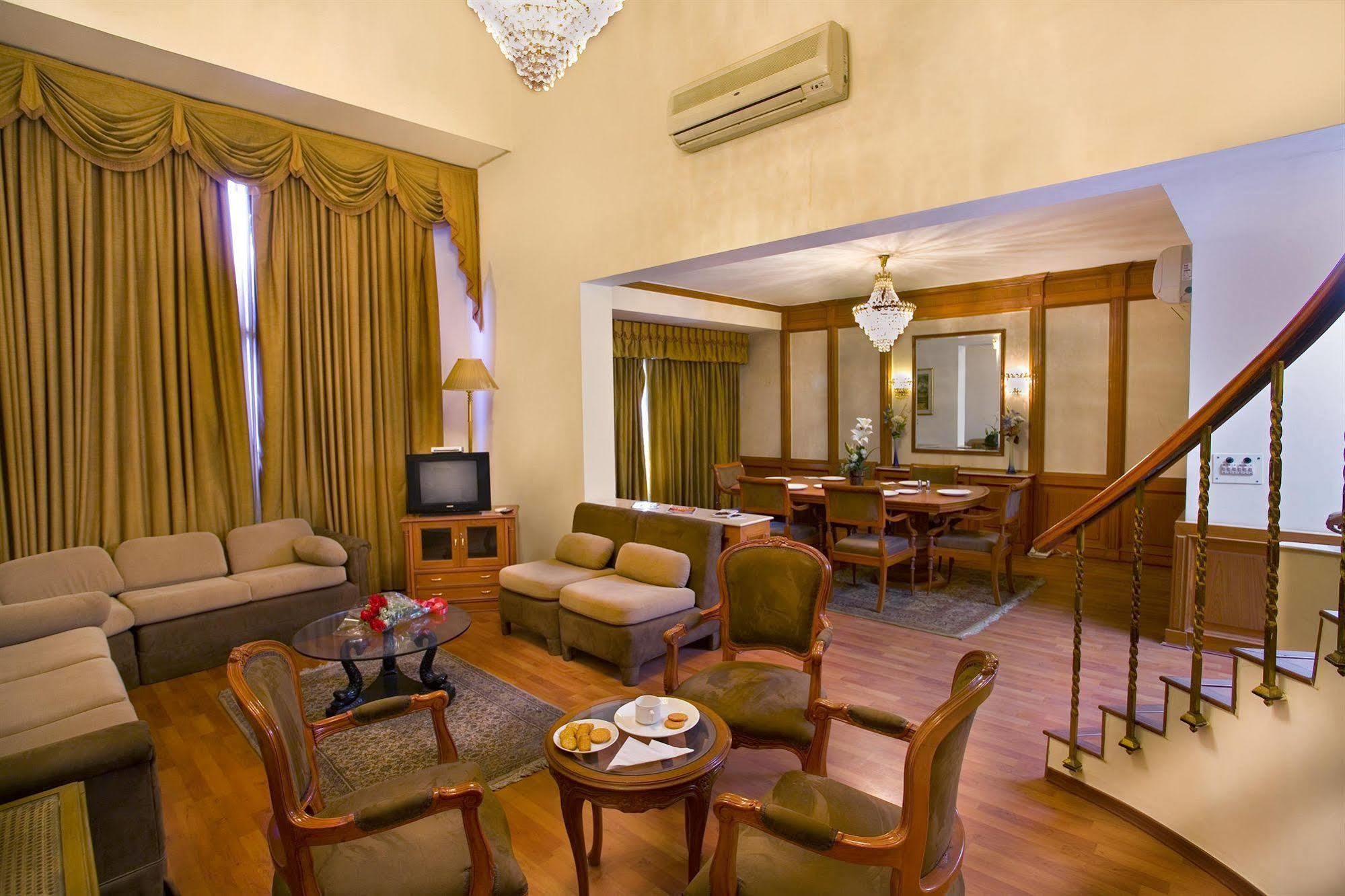 The Bmk Hotel New Delhi Exteriör bild