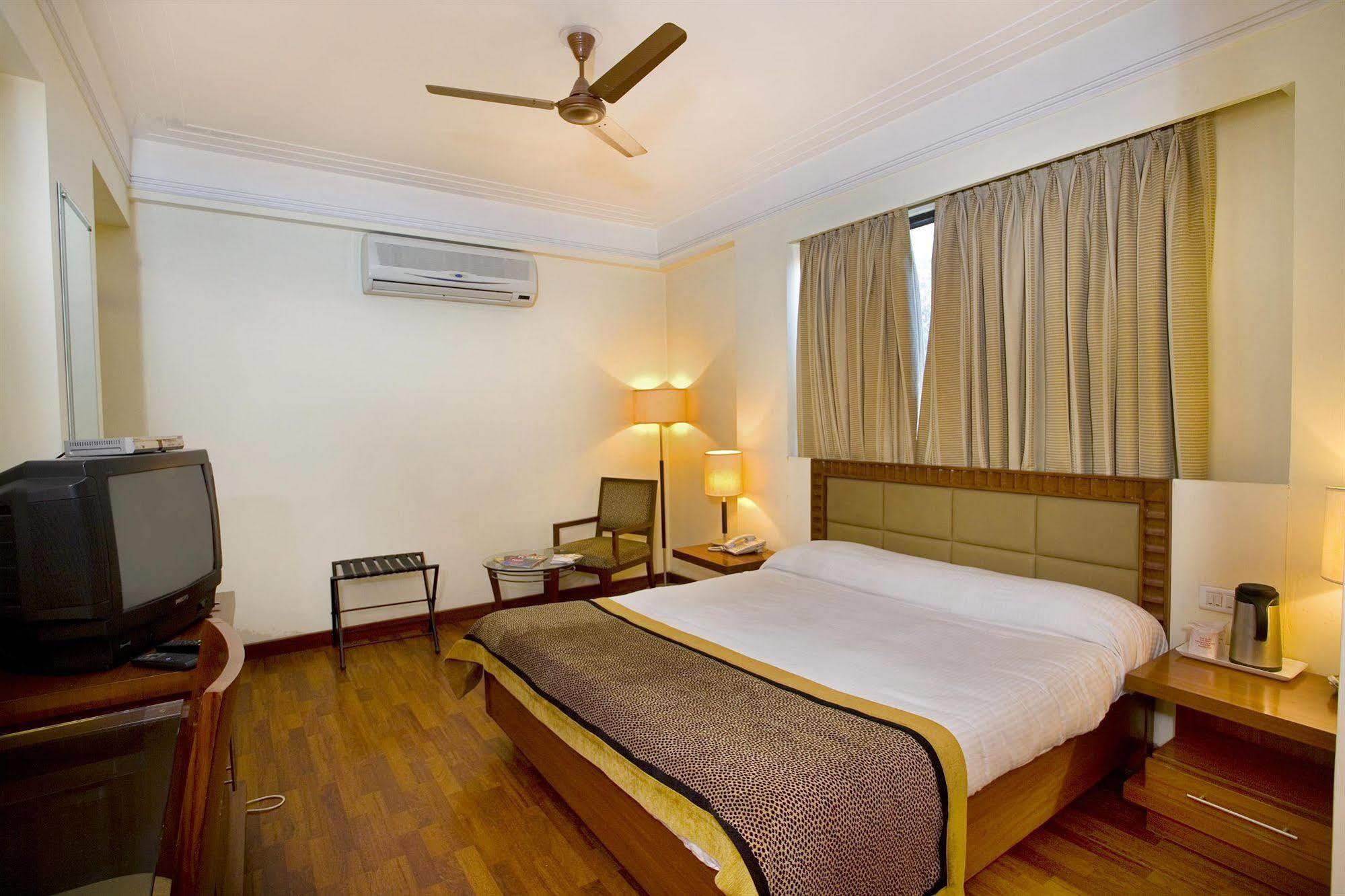 The Bmk Hotel New Delhi Exteriör bild